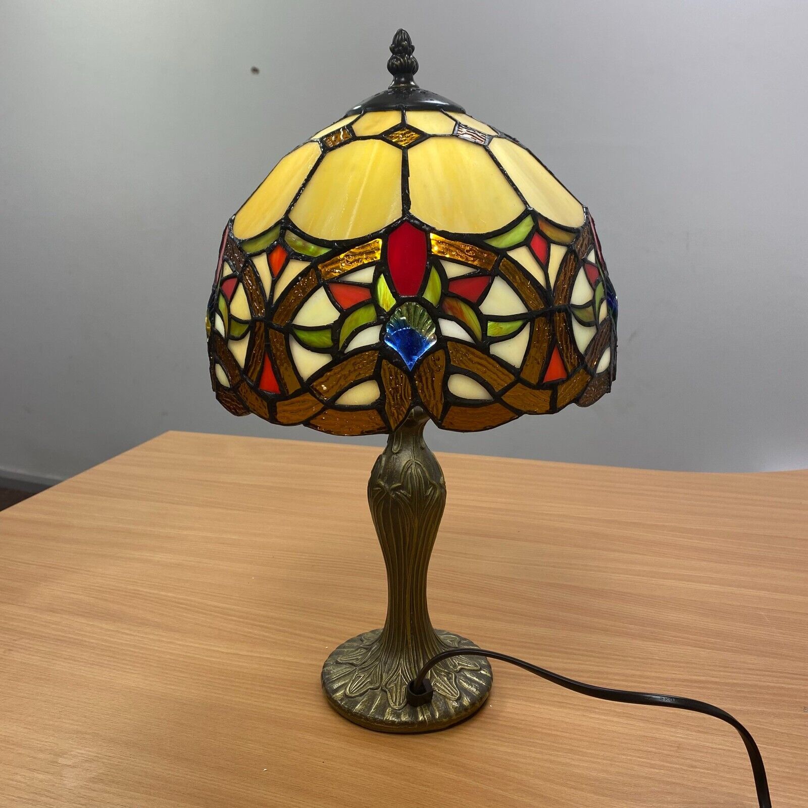 Tiffany Style Table Lamp Handcrafted Art Bedside Light Desk Lamps Stained Glass